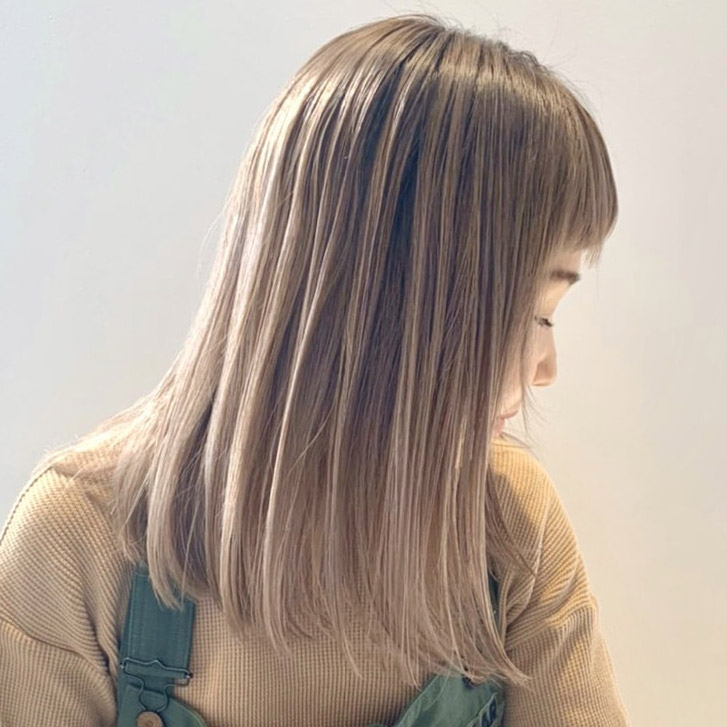 タイプのロングスタイルの横顔の写真