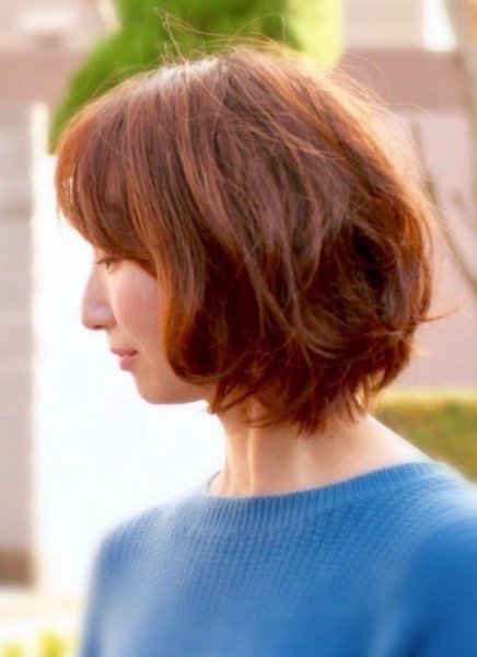 ウェーブがかかったショートボブスタイルの女性の写真