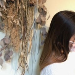リ マルサンヘアーの横を向いた女性のスタイル写真
