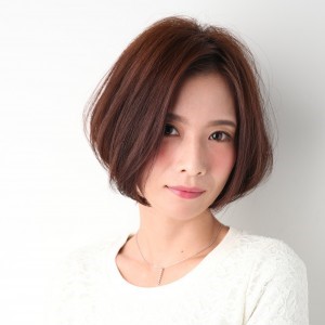 センターパートのボブスタイルの女性の写真