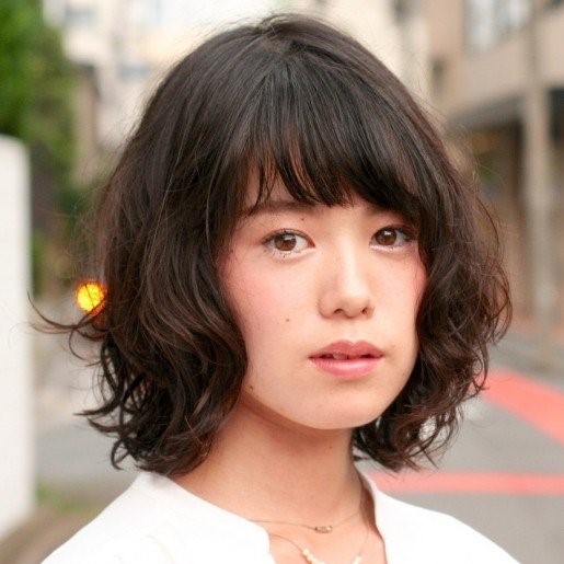 毛先にカールが入ったボブスタイルの女性の写真