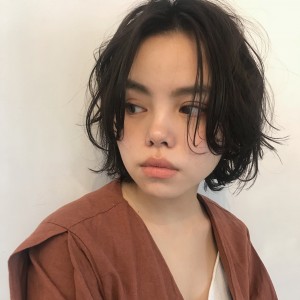 レイヤーボブスタイルの女性の写真