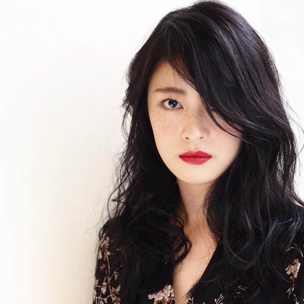 グラッドルームのロングヘアの女性の写真