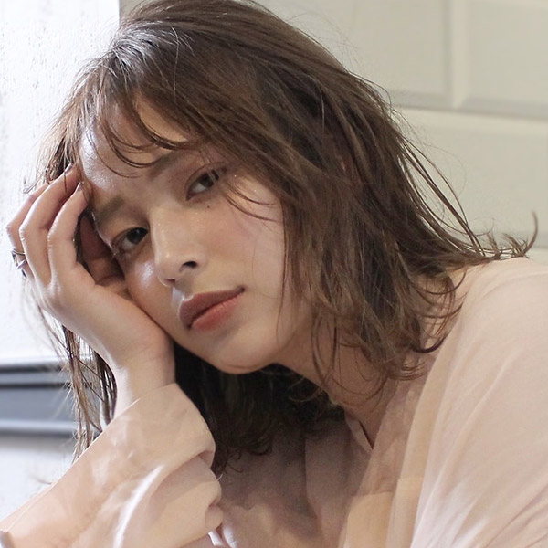 しっかりケアしながら潤いと透明感をプラスしたヘアスタイルの写真