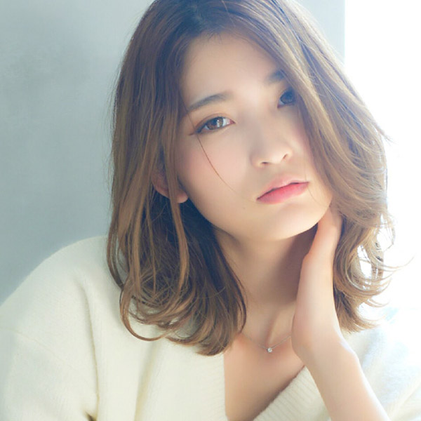 デザインカラーをした女性の写真