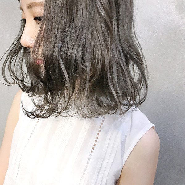 赤みを消したおしゃれなヘアカラーの写真