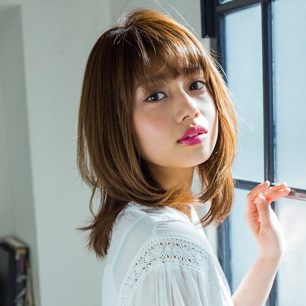 窓際の女性の写真