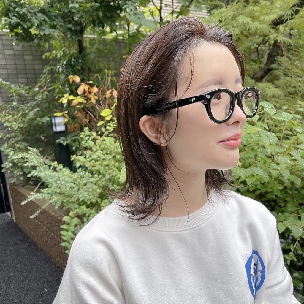 ジアミン対策をしておしゃれなカラーをした女性の写真