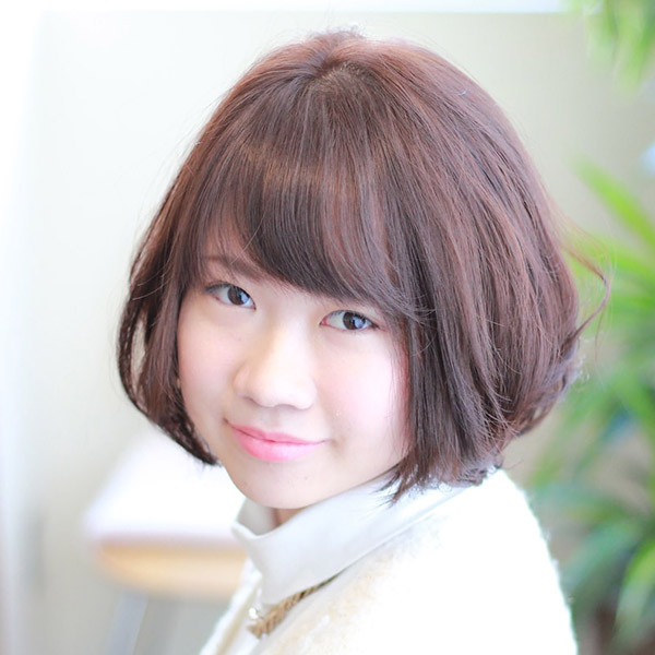 振り向いた笑顔の女性の写真