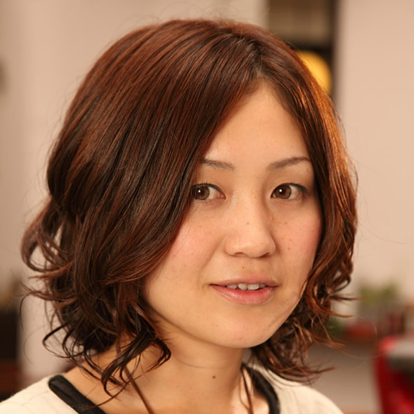 美しく健やかな髪の女性の写真