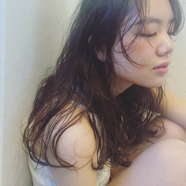 アレルギーの原因となる成分を排したカラーを使った施術をした女性の写真