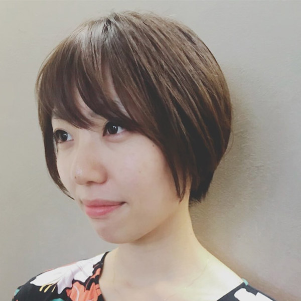 はにかんだ女性の写真