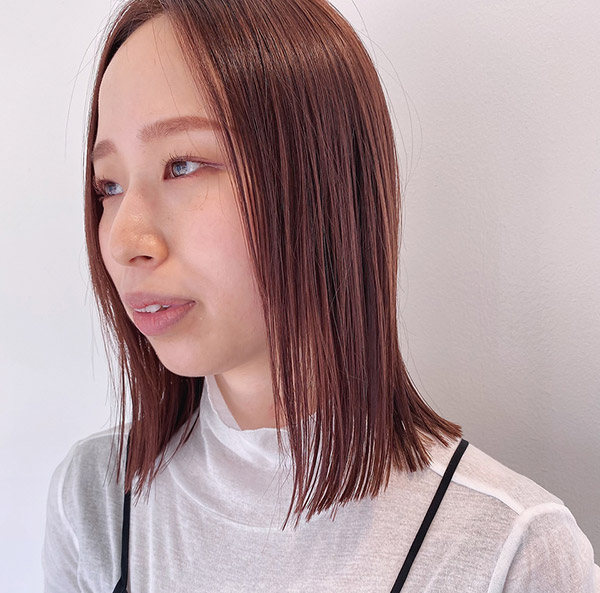 SUGATAの女性モデルの横顔写真