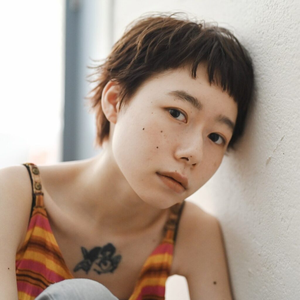 首を傾げた女性の写真
