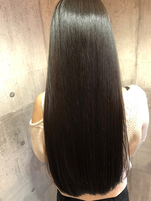 柔らかでナチュラルなストレートヘアの写真
