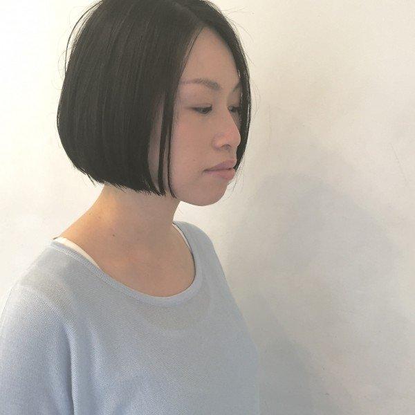 ストレートのミディアムスタイルの写真