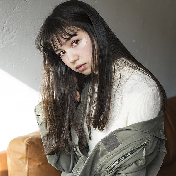 シータの女性モデル写真