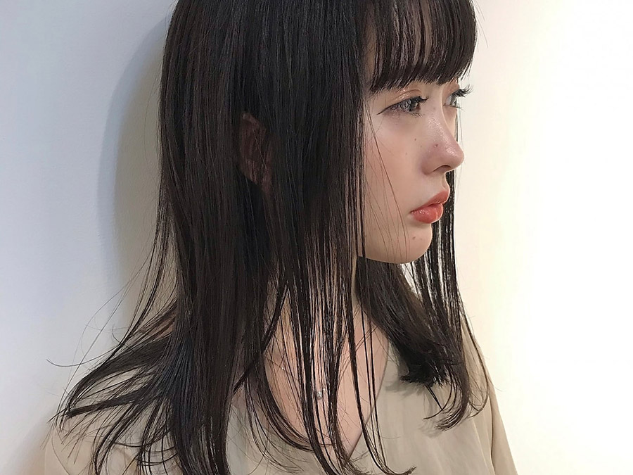 横を向いたロングヘアの女性の写真