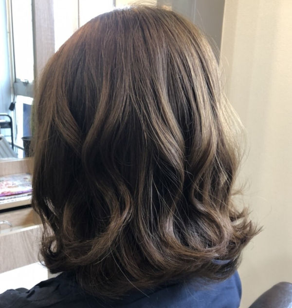 ゆるくカールのかかったヘアスタイル