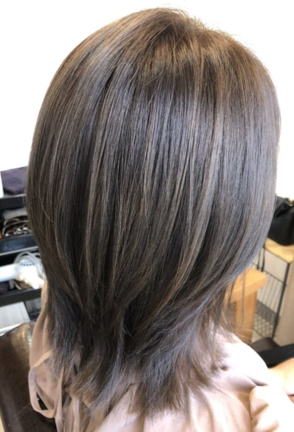 おちついたカラーのヘアスタイルの写真