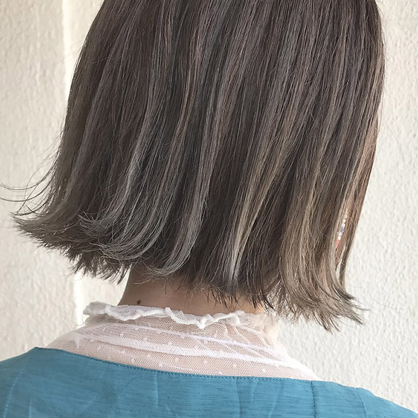 ハイライトを入れたボブスタイルの写真