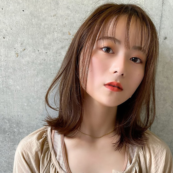 頭の形がキレイなブラウンヘアの女性の写真