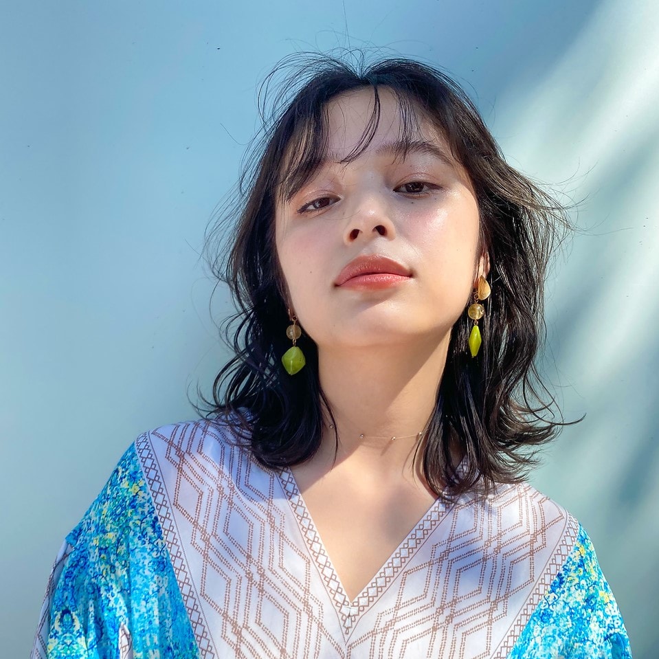 正面をみているミディアムヘアのモデルの写真
