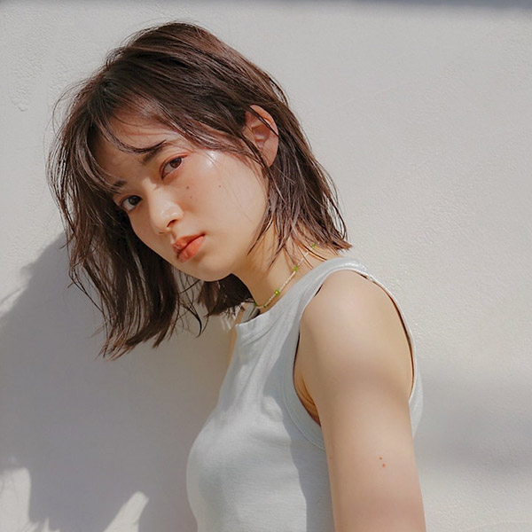 トレンチのミディアムヘアの女性の写真