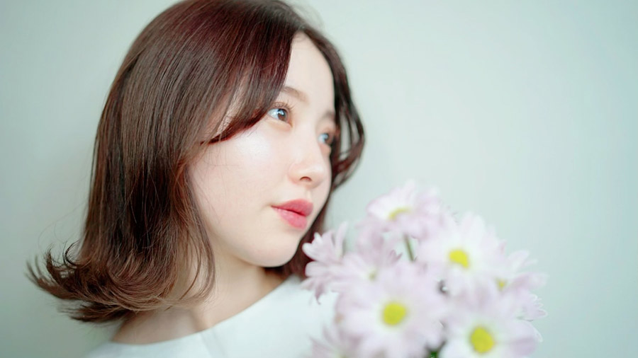 おしゃれを楽しむ女性のイメージ写真