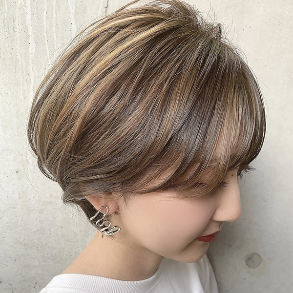 ハイライトを入れたヘアカラースタイルの写真