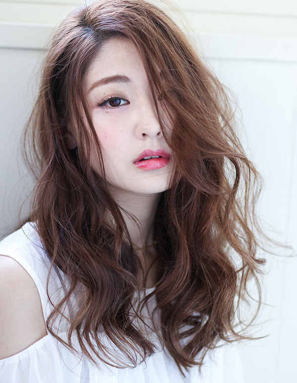 透明感ある髪色の女性の写真
