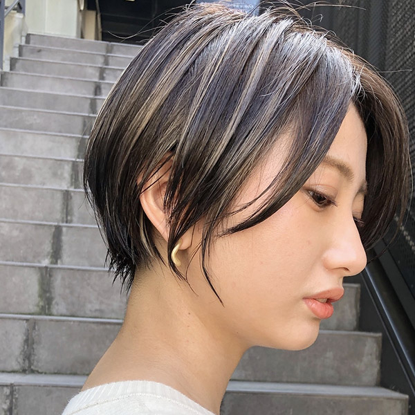 グレイカラーの上にハイライトを入れたスタイルの写真