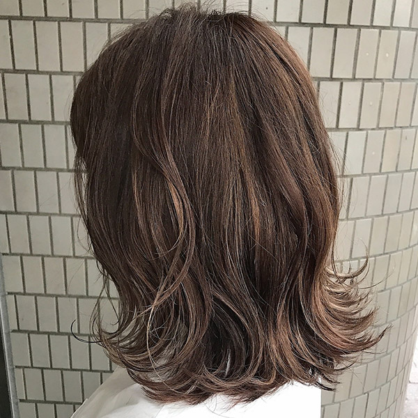 おしゃれな白髪染めをした女性の後ろ姿
