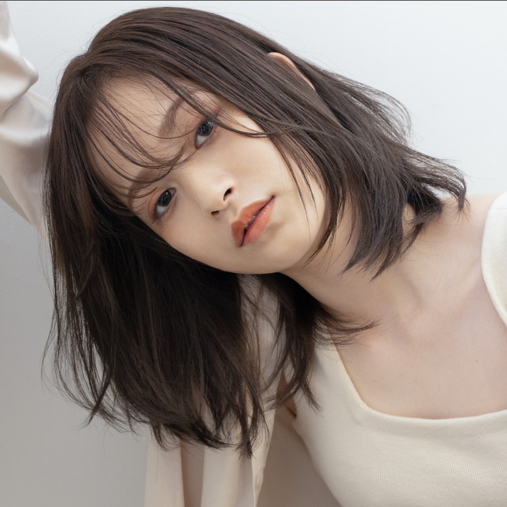 ロット アニバースのボブスタイルの女性の写真
