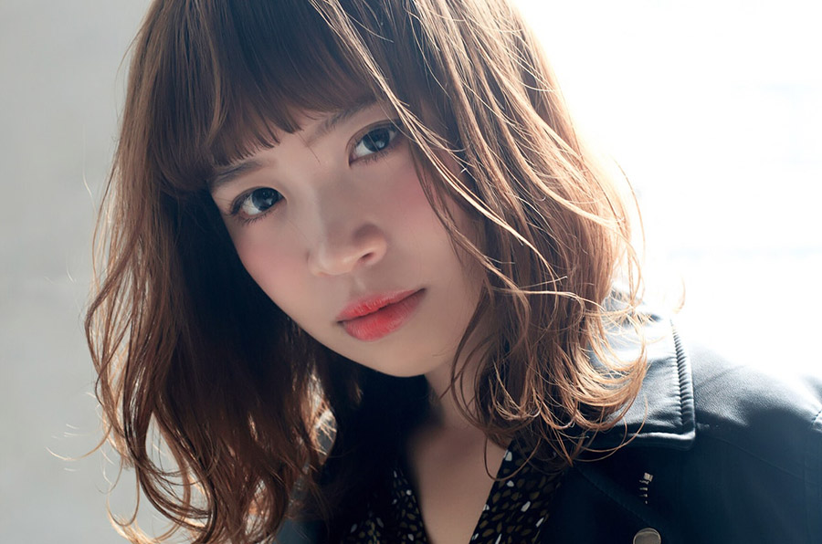 パーマスタイルの女性の写真