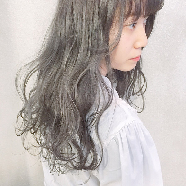 グレージュのカラーリングのヘアスタイル写真