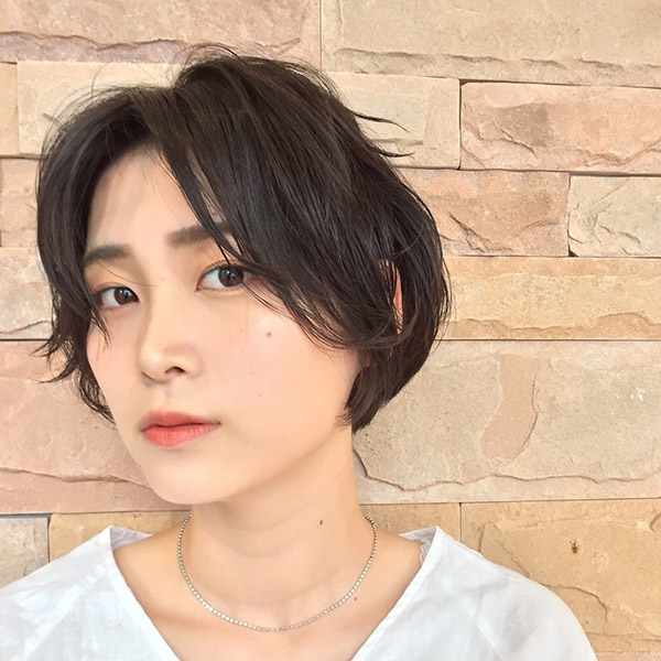 ショートスタイルの素敵な女性の写真