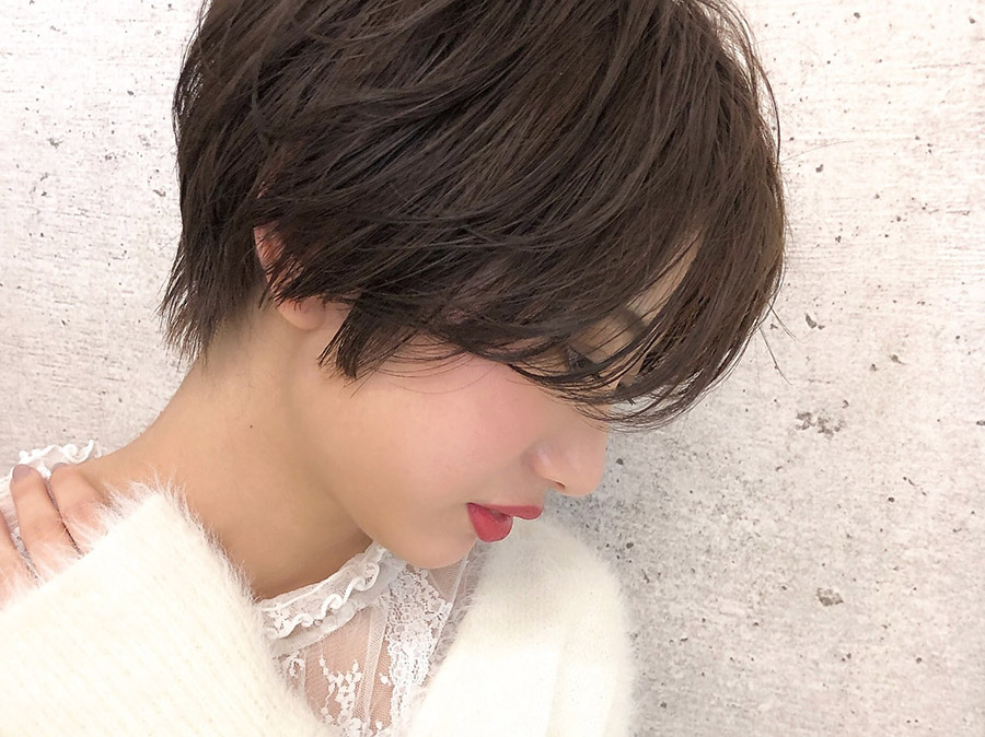 横を向いてうつむいた女性の写真