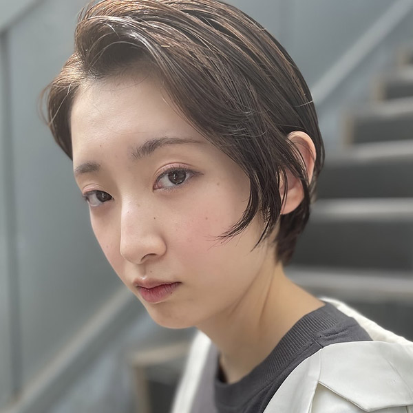 ヌードのクールなショートスタイルの写真