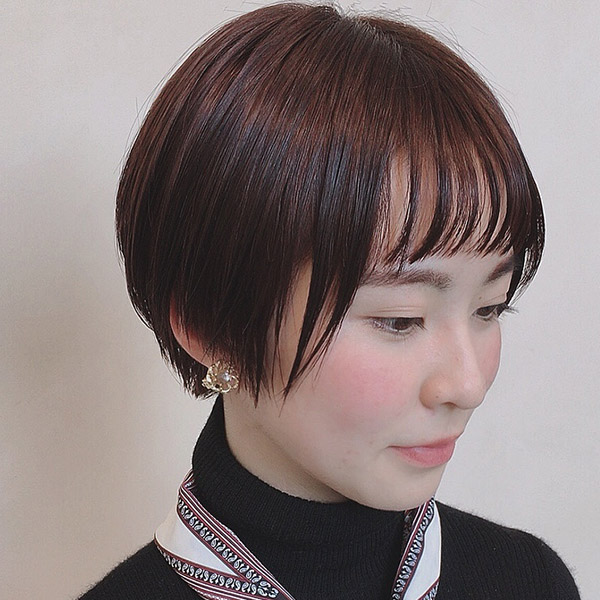 ぱっつん前髪のショートスタイルの写真