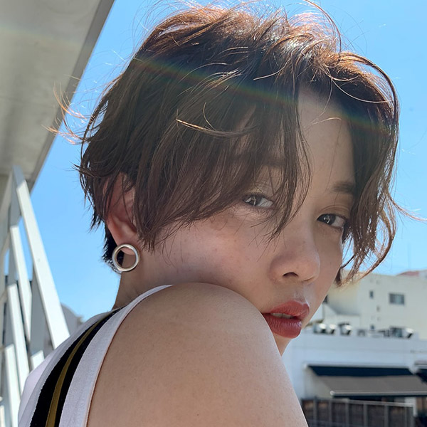 青空の下の女性の写真