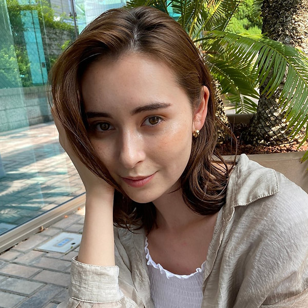 髪に手を当てた女性の正面写真