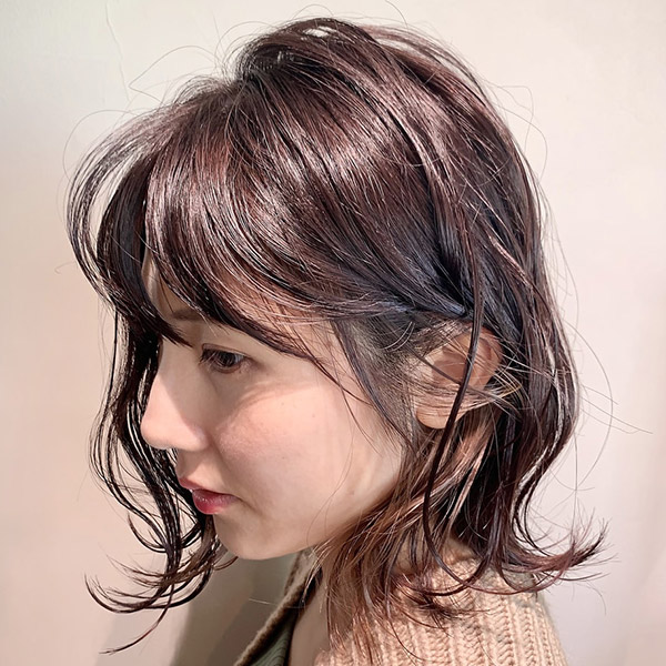ショートスタイルの女性の横顔写真