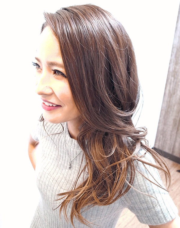 ダメージレスヘアで笑顔の女性の写真