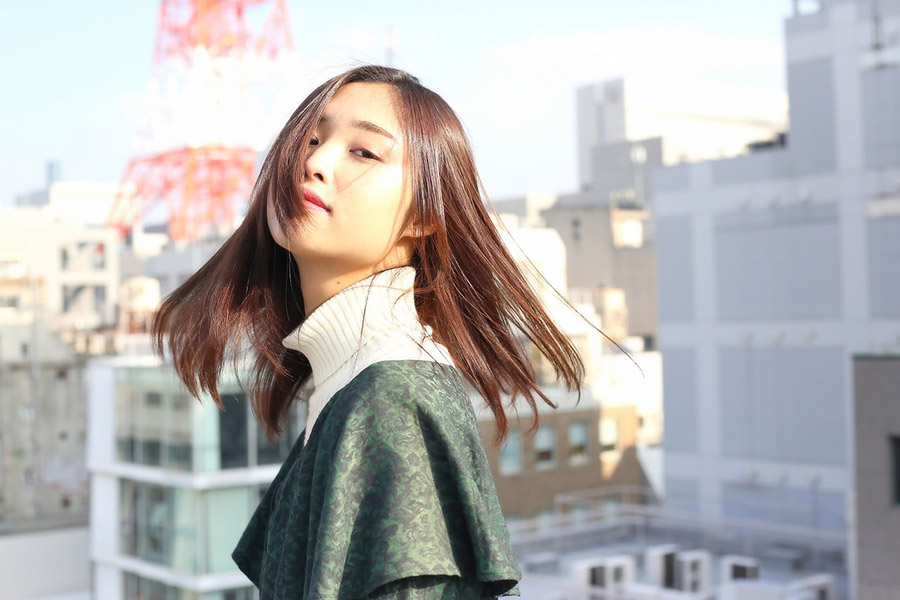 グリトリでツヤツヤの髪の女性の写真