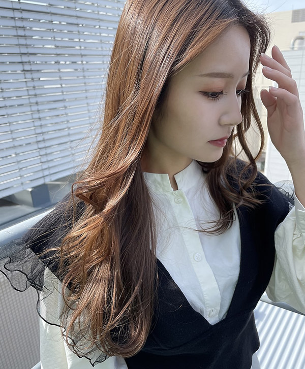 風になびくきれいな髪の女性の写真