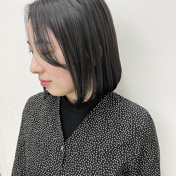 トリートメントでツヤツヤになったミドル世代の女性の写真