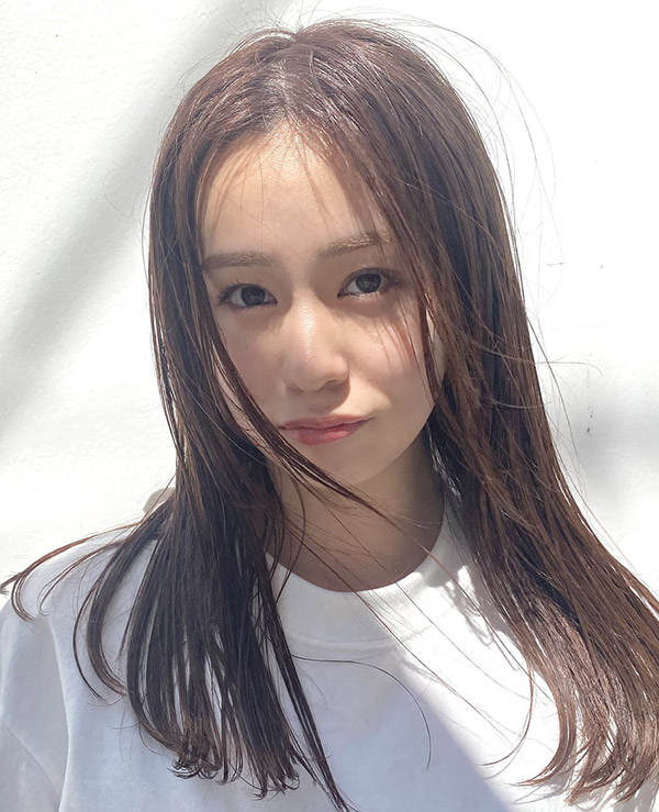 笑顔の女性の正面からの写真