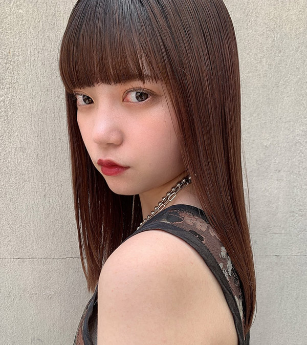 さらつやロングスタイルの女性の写真