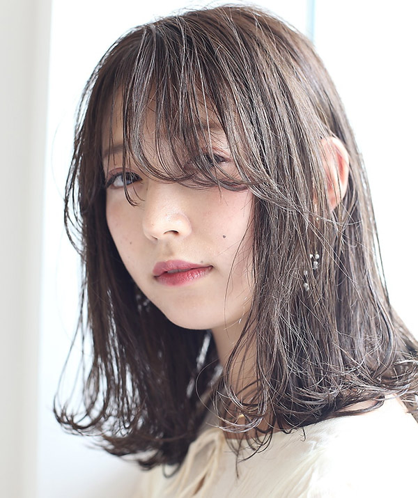 外はねのロングスタイルの女性の写真